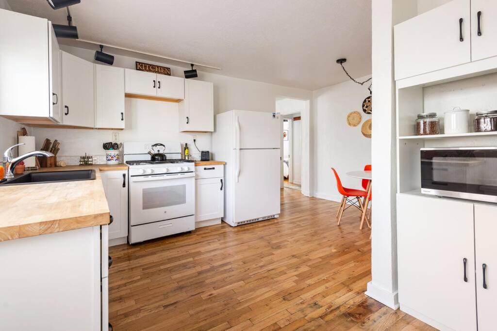 House with Great Beds, Full Kitchen, Fenced Yard view 3