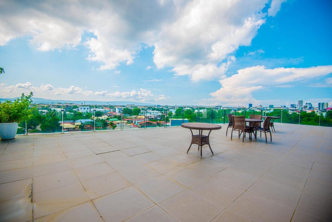Walk to Abreeza Mall, High Floor, 1 Bedroom, Balcony with View, Parking, WiFi, Netflix, Kitchen, Washer - T1-2518 view 3