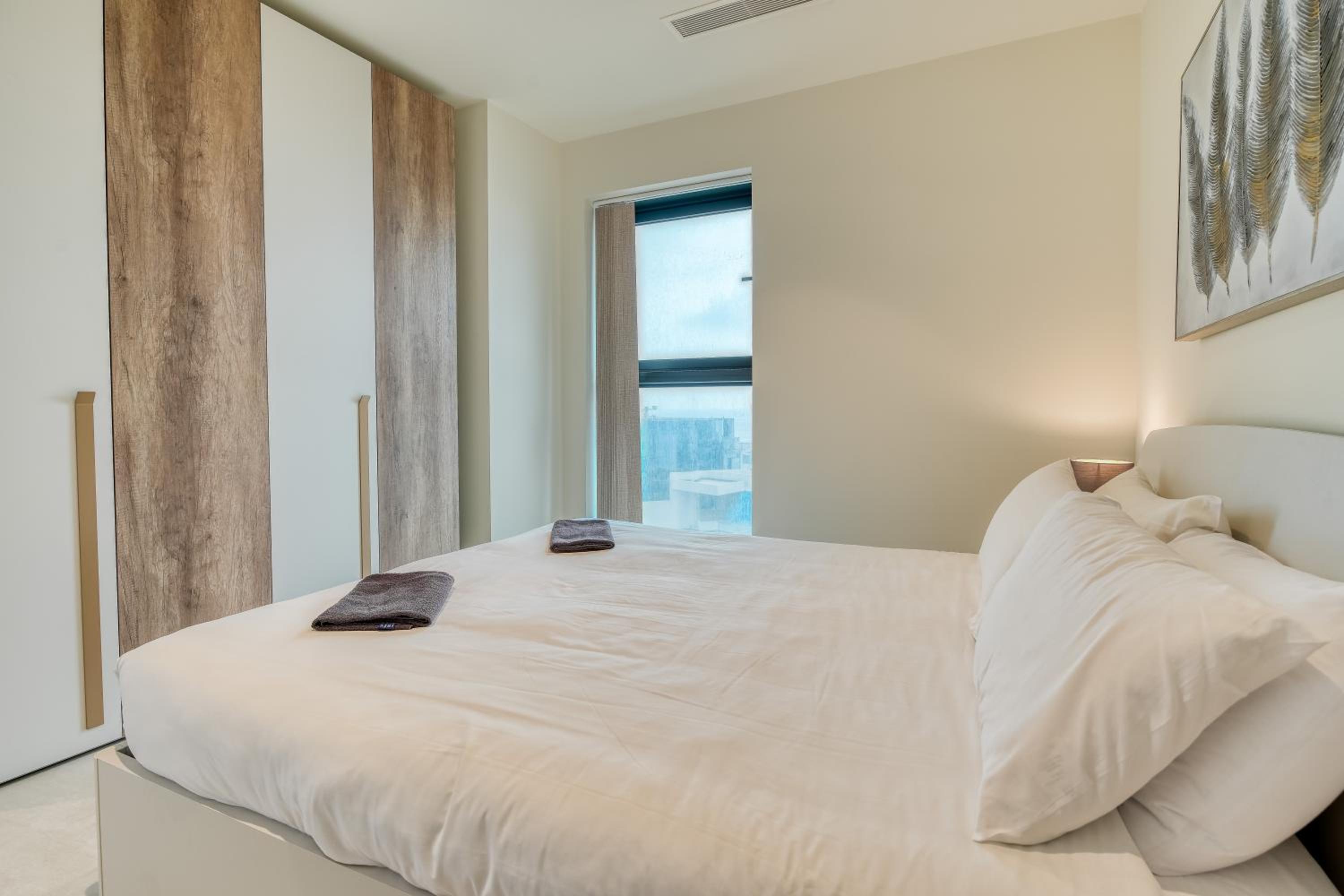 Prestigious apartment with common roof top pool in Mercury Tower photo 3