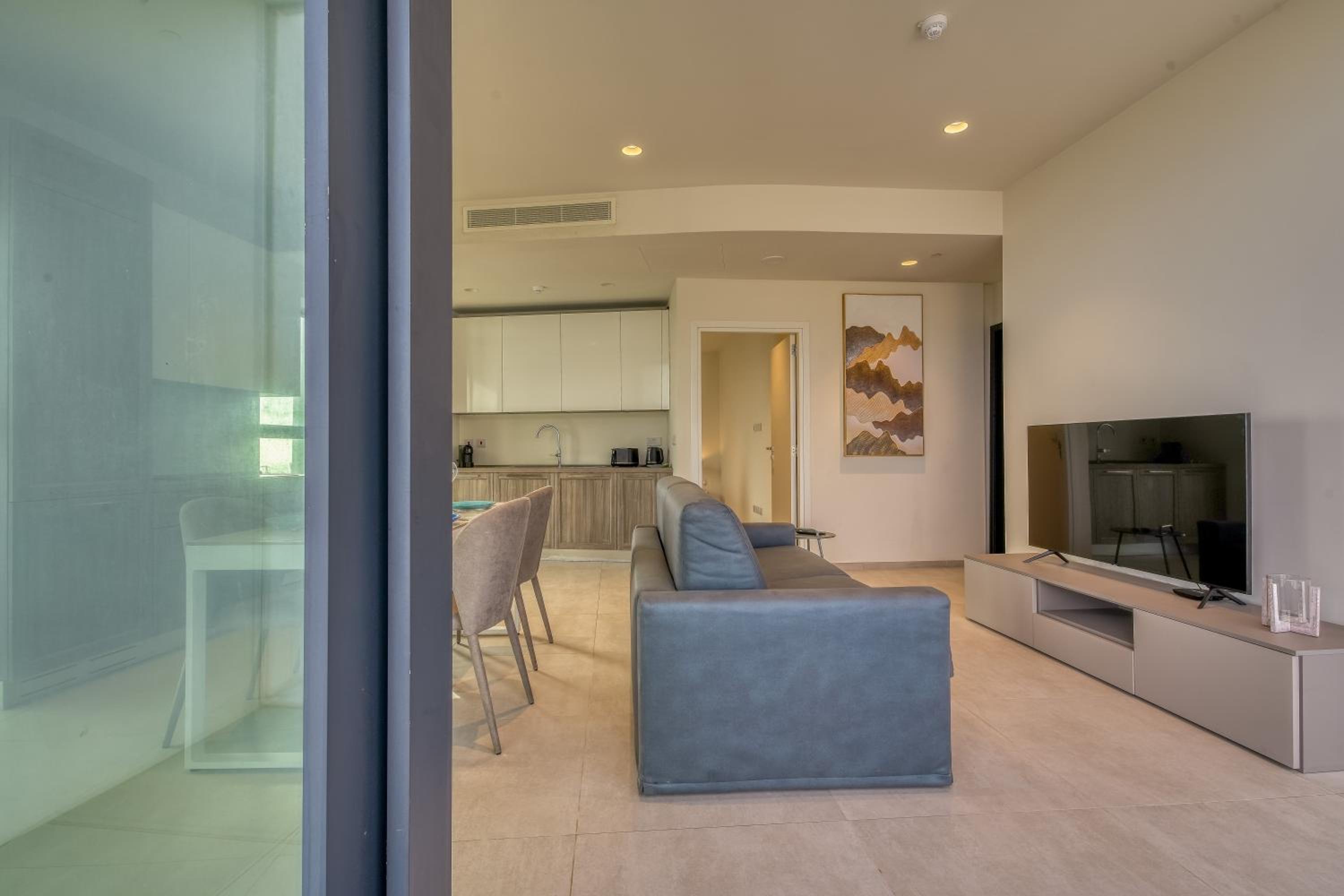 Prestigious apartment with common roof top pool in Mercury Tower photo 2