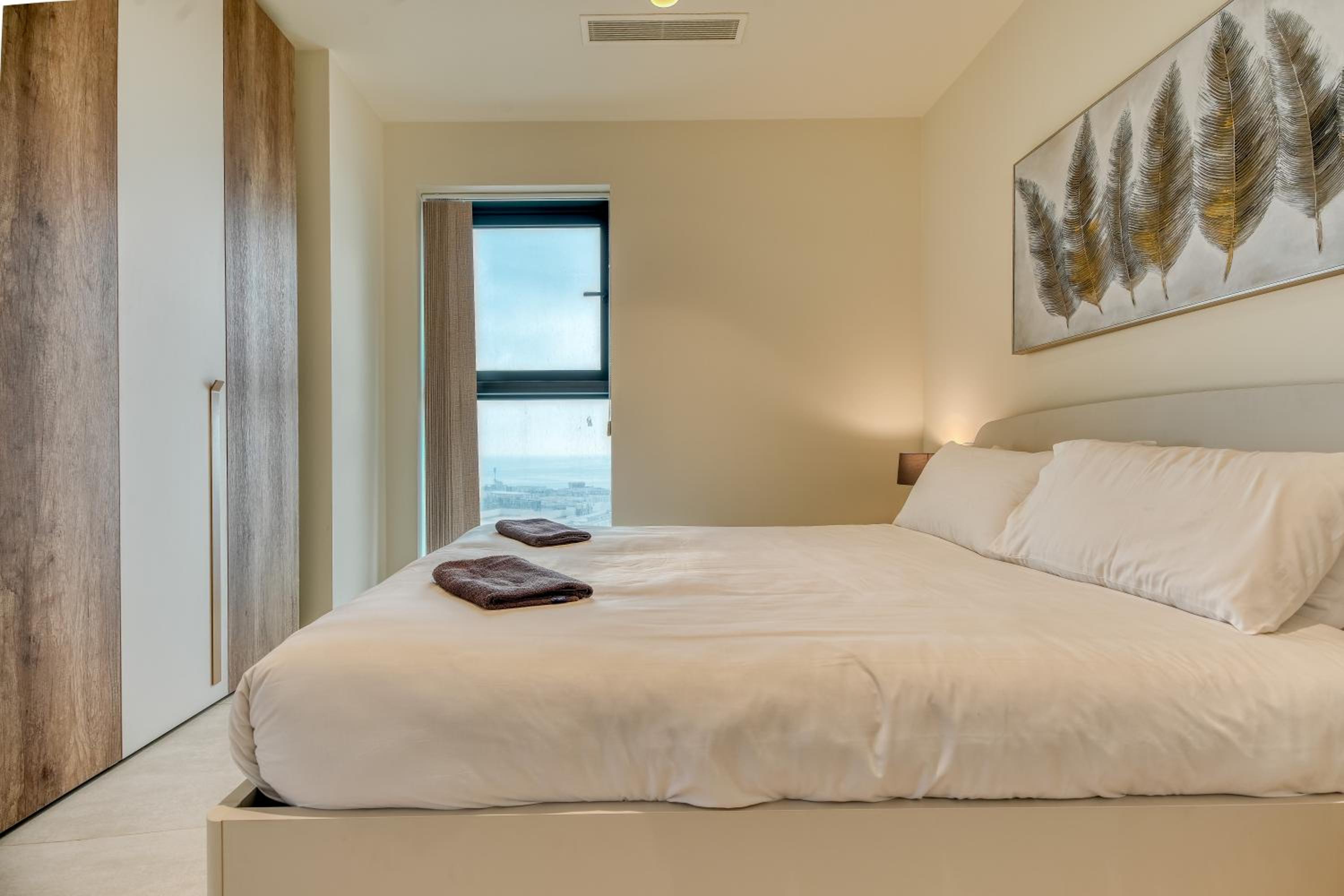 Prestigious apartment with common roof top pool in Mercury Tower photo 4