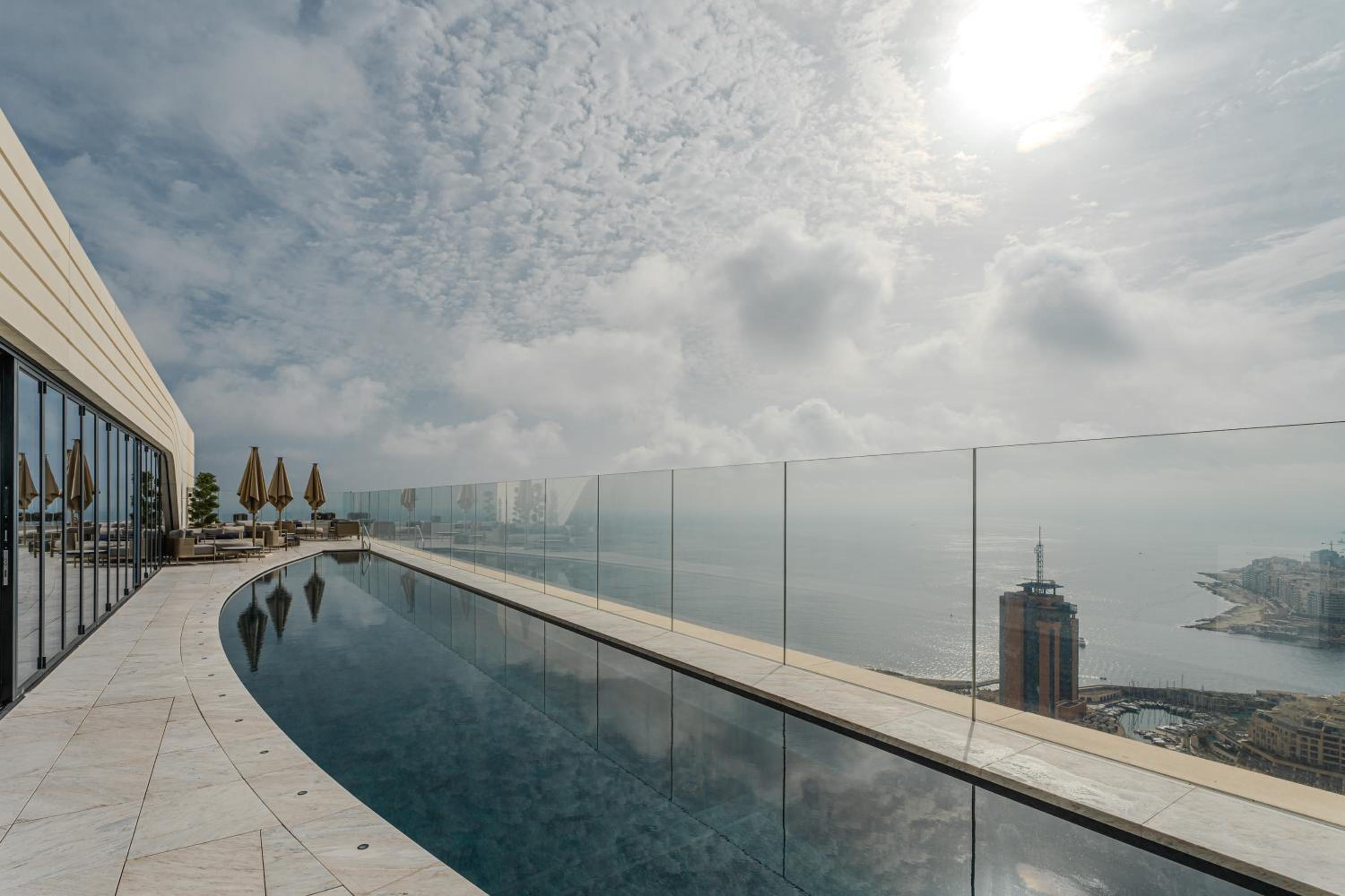 Prestigious apartment with common roof top pool in Mercury Tower photo 2