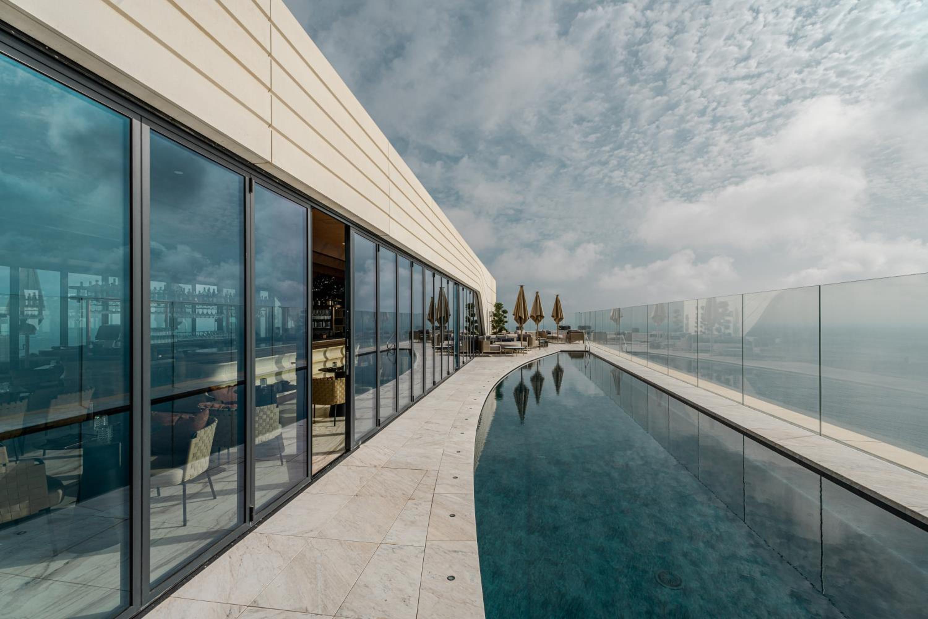 Prestigious apartment with common roof top pool in Mercury Tower photo 4