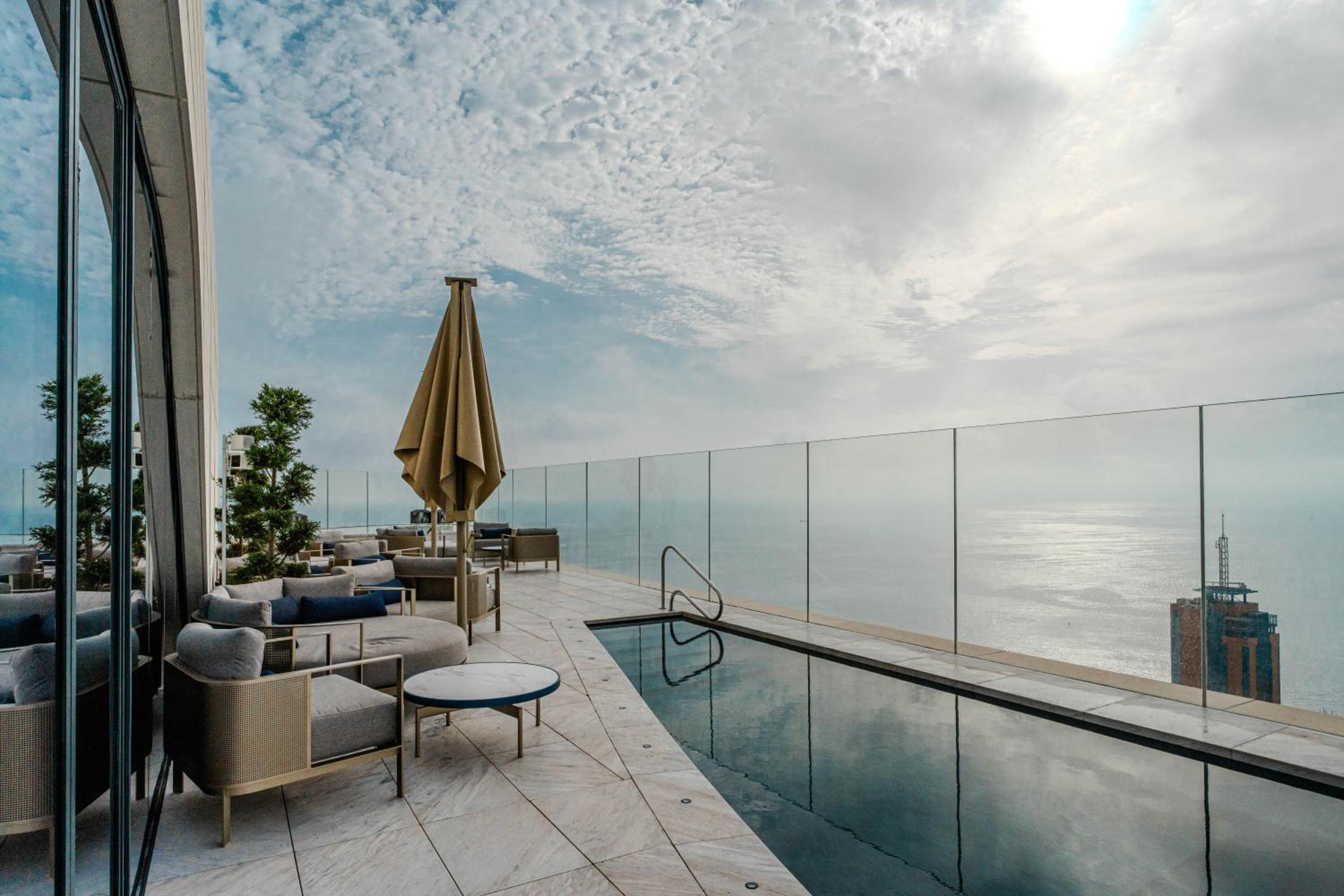 Prestigious apartment with common roof top pool in Mercury Tower photo 5