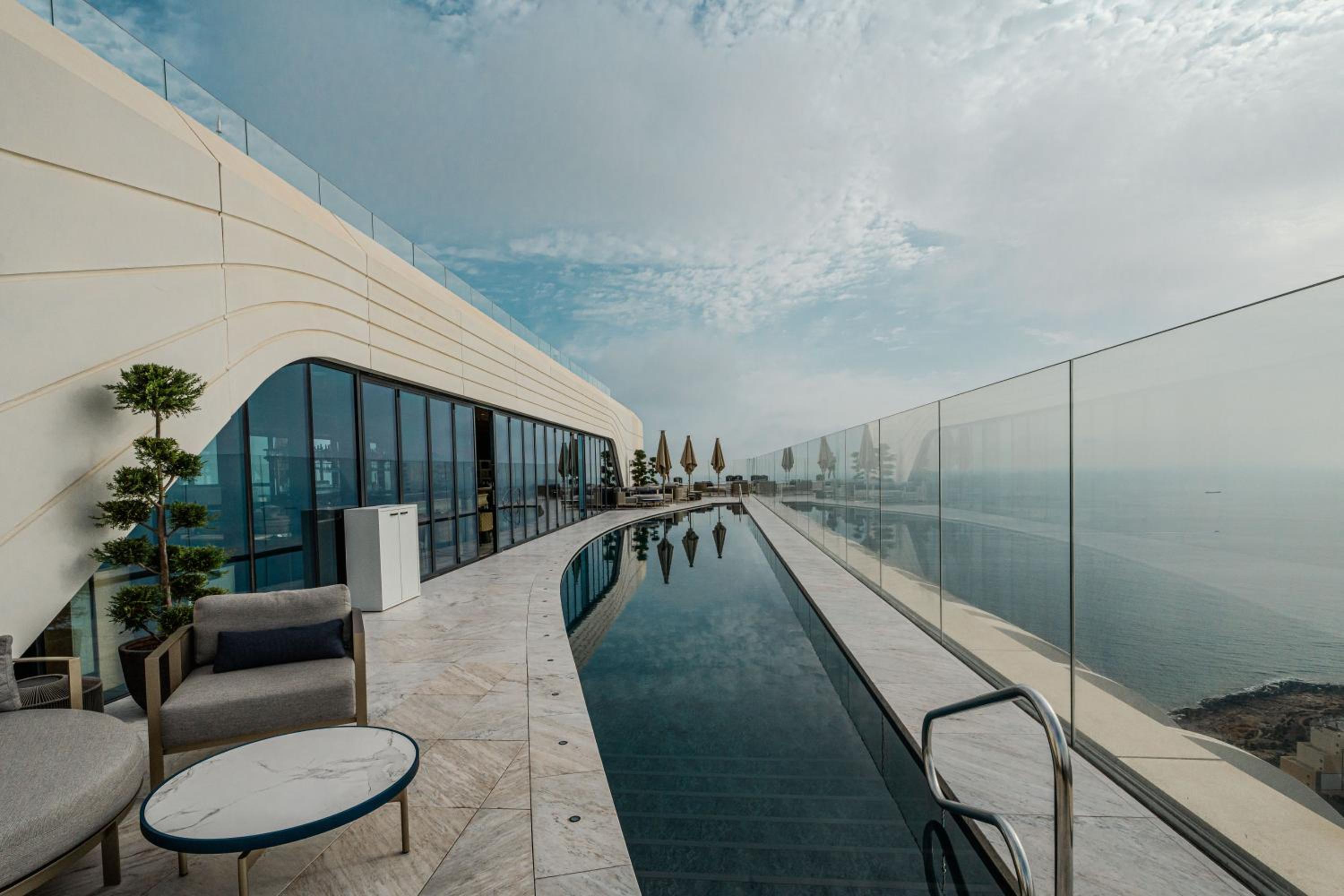Prestigious apartment with common roof top pool in Mercury Tower photo 3