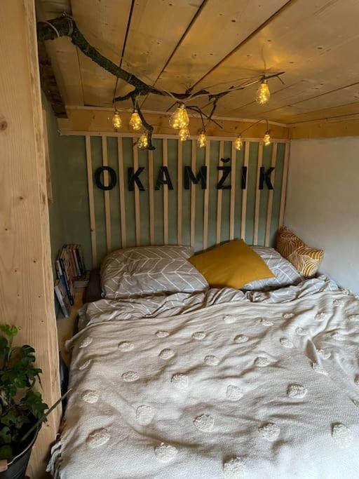 Sušárna v zahradě s vůní bylinek