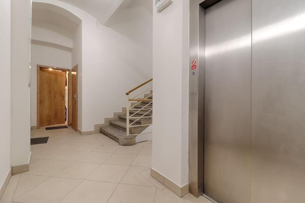 Mezzanine Beds, 10min to Centre with Offsite Parking