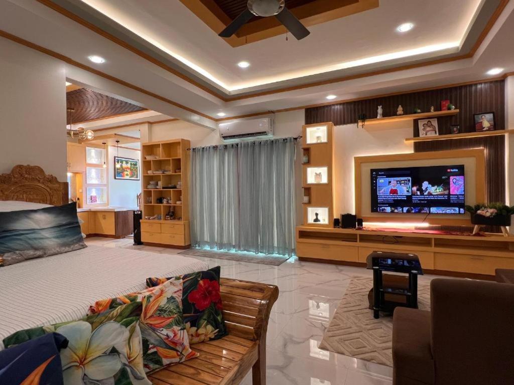 Luxury Vacation House Oceanfront in Lila, Bohol view 3