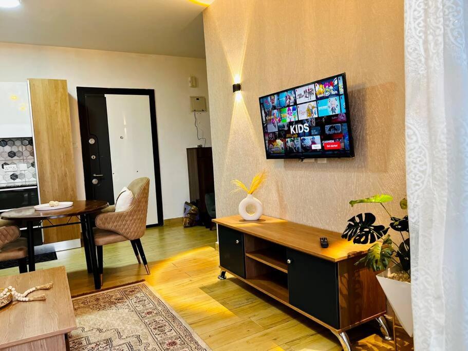 Gorgeous City Views 1 bed room with Rooftop Gym view 4