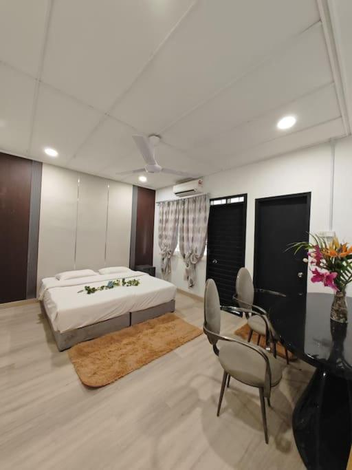 Taman Duta KL Deluxe Villa by uBook