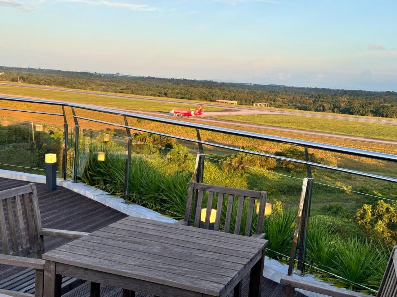 24'HR CHECK IN H'FLOOR SARADISE MERRITON RESIDENCY KUCHING LUXURY BALCONY FACING AIRPORT 3R2B-2Cpark photo 6