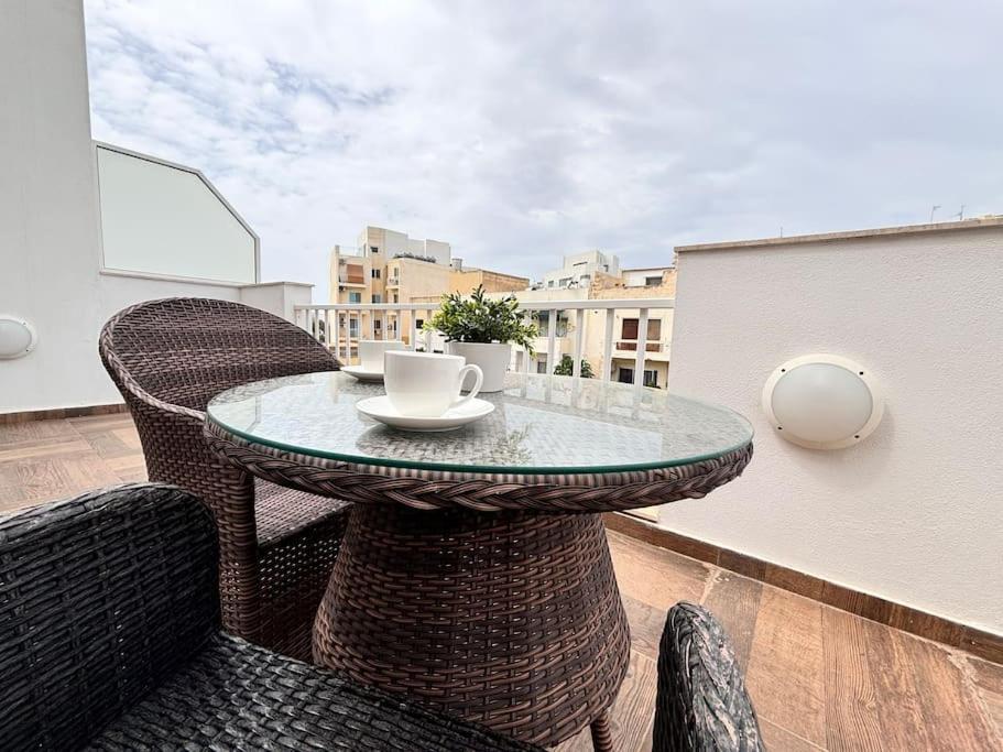 Elegant 2 Bedroom Penthouse in St Julians STJ411 photo 2