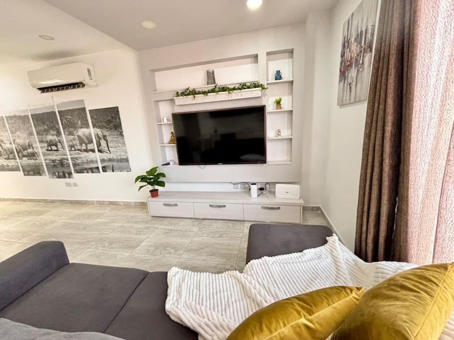 Elegant 2 Bedroom Penthouse in St Julians STJ411 photo 4