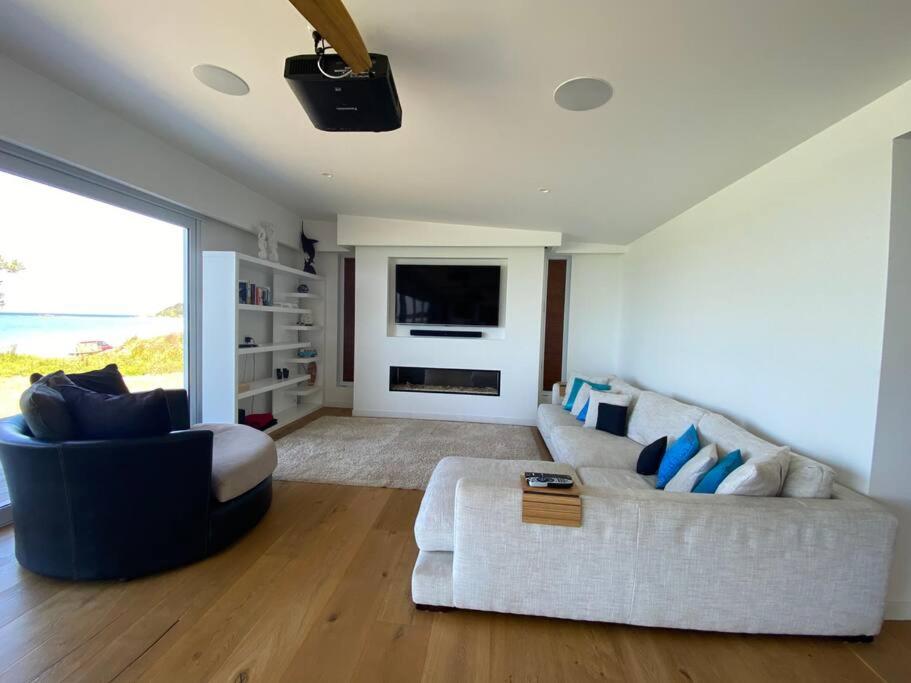Rangi Beachfront -Luxury Beachfront Bach view 3