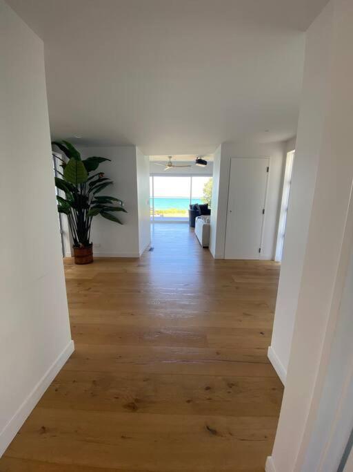 Rangi Beachfront -Luxury Beachfront Bach view 4