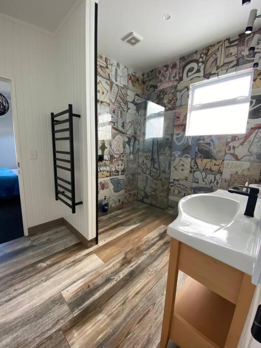 Rangi Beachfront -Luxury Beachfront Bach view 5