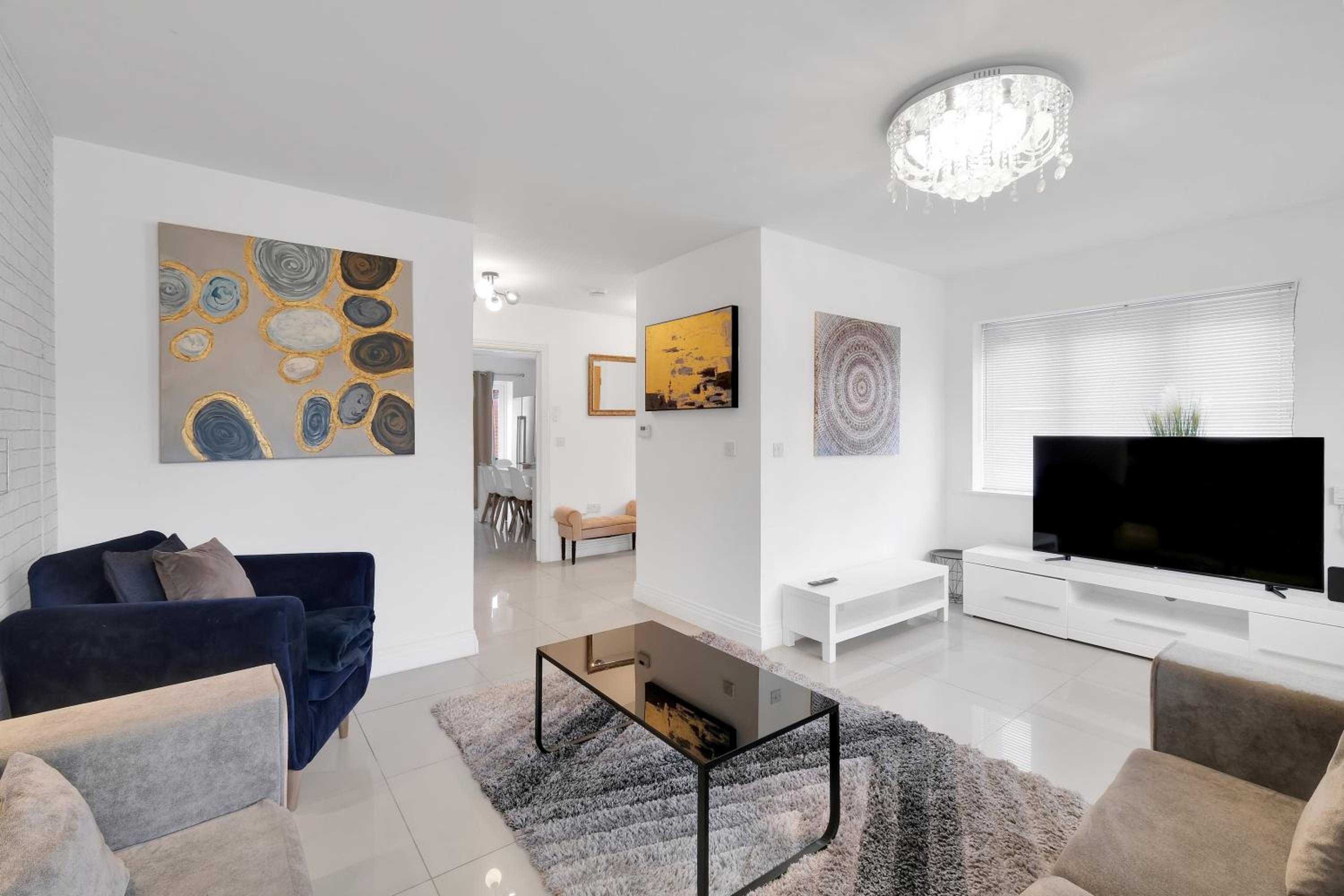 Foxherne 6 Bedroom 3Bath Serviced House 18 with Parking - Slough view 3