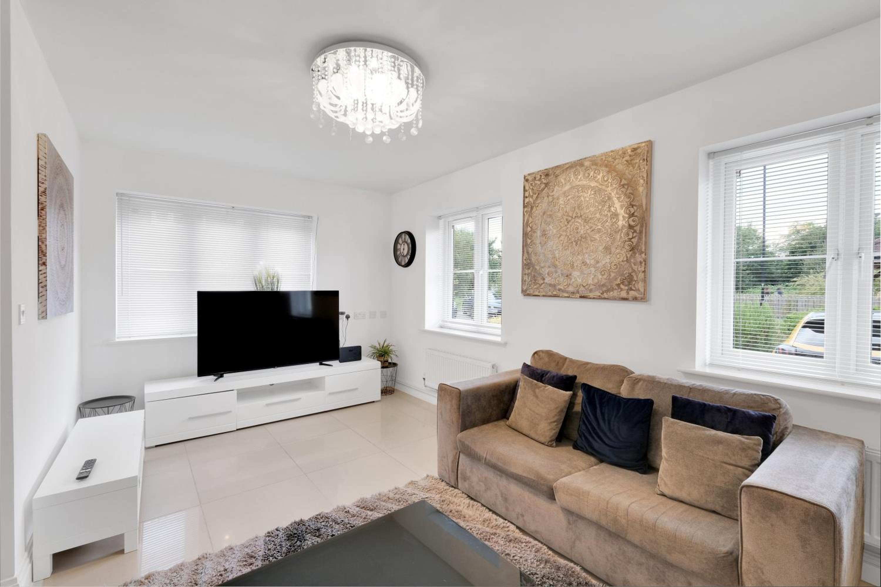Foxherne 6 Bedroom 3Bath Serviced House 18 with Parking - Slough view 4