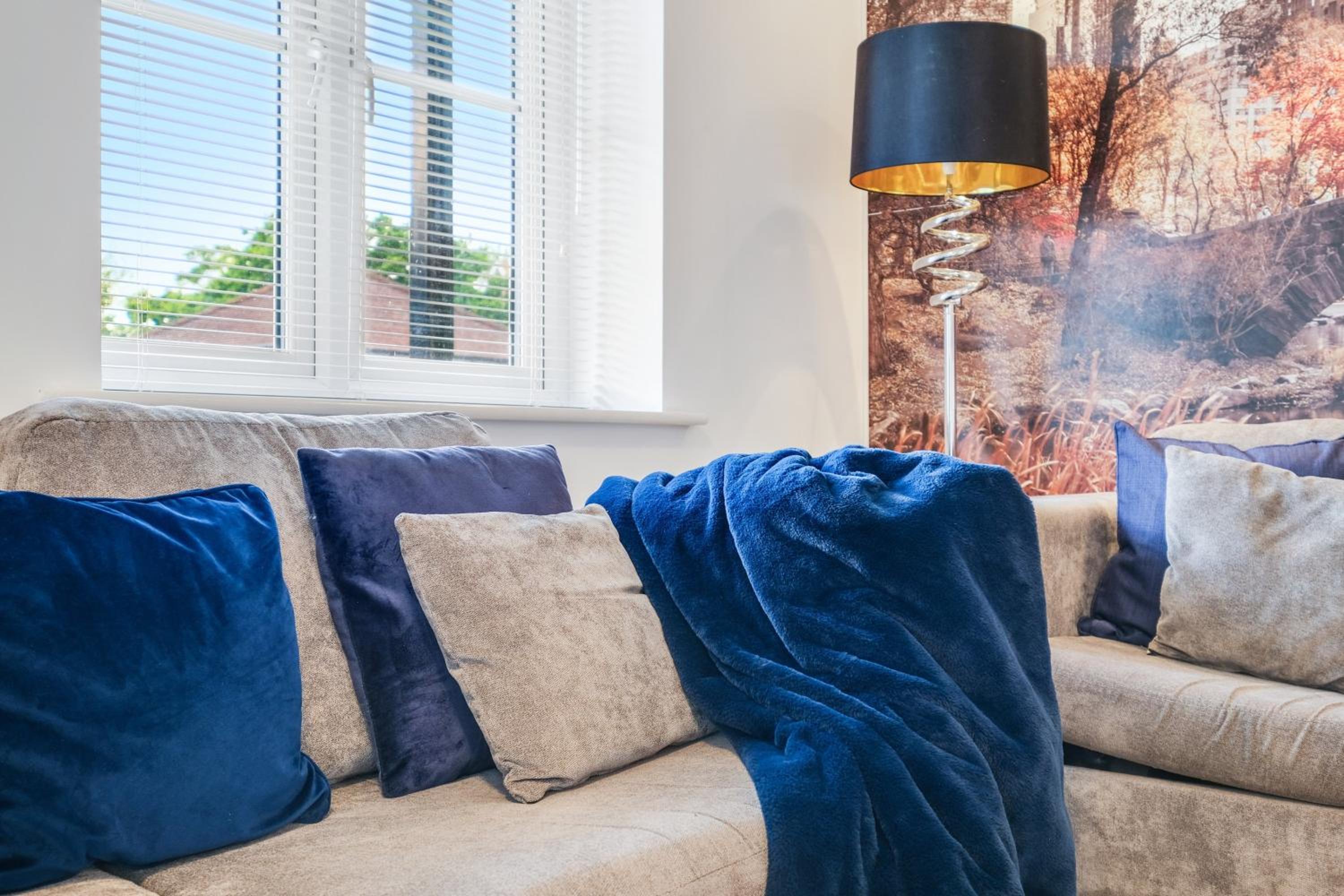 Foxherne 6 Bedroom 3Bath Serviced House 18 with Parking - Slough view 5