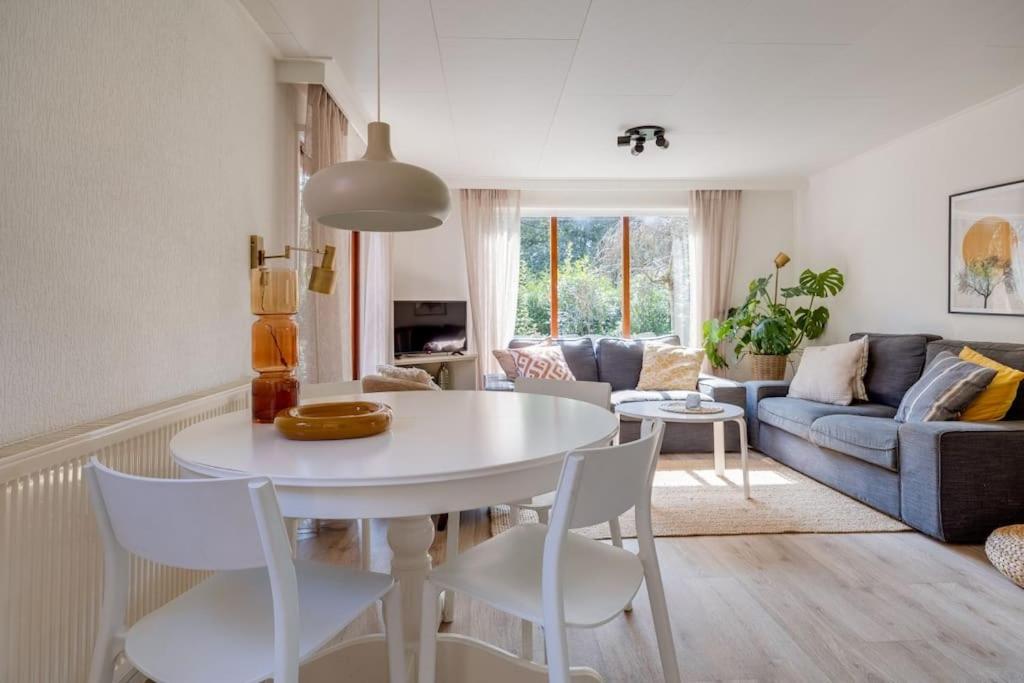 Chalet omringd door groen op de Veluwe - Perfect voor gezinnen view 3