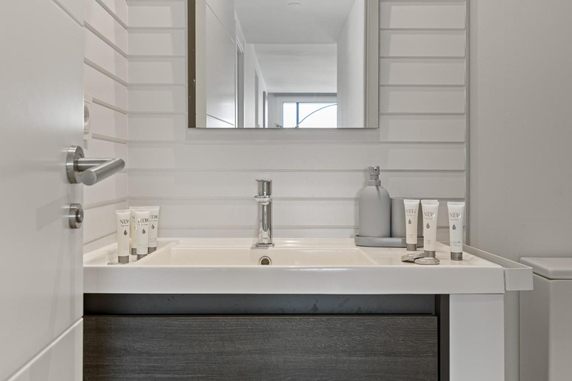 ViVi Homes - Golden Horizon Sauna, Pool, Gym & Beach