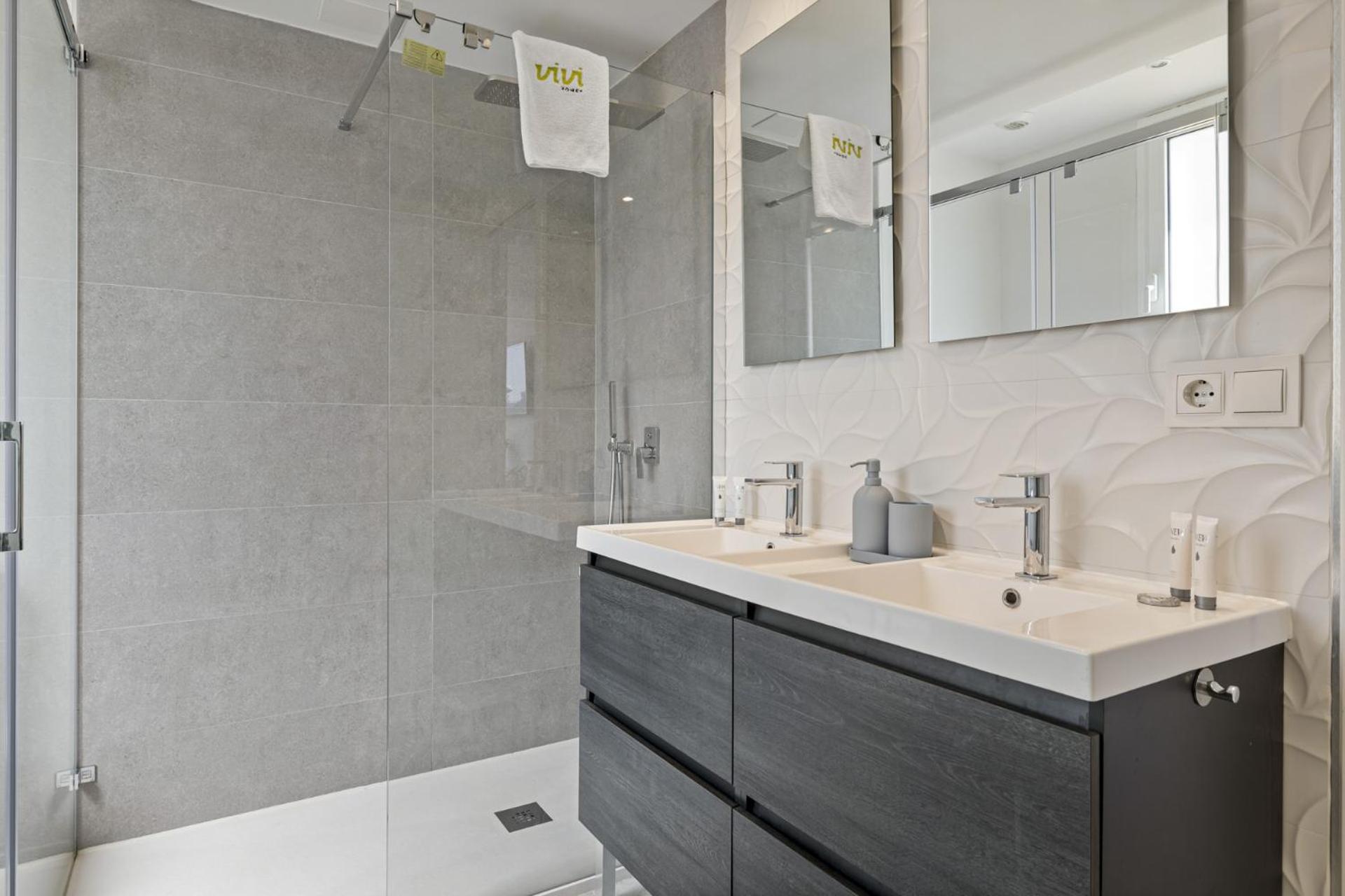 ViVi Homes - Golden Horizon Sauna, Pool, Gym & Beach
