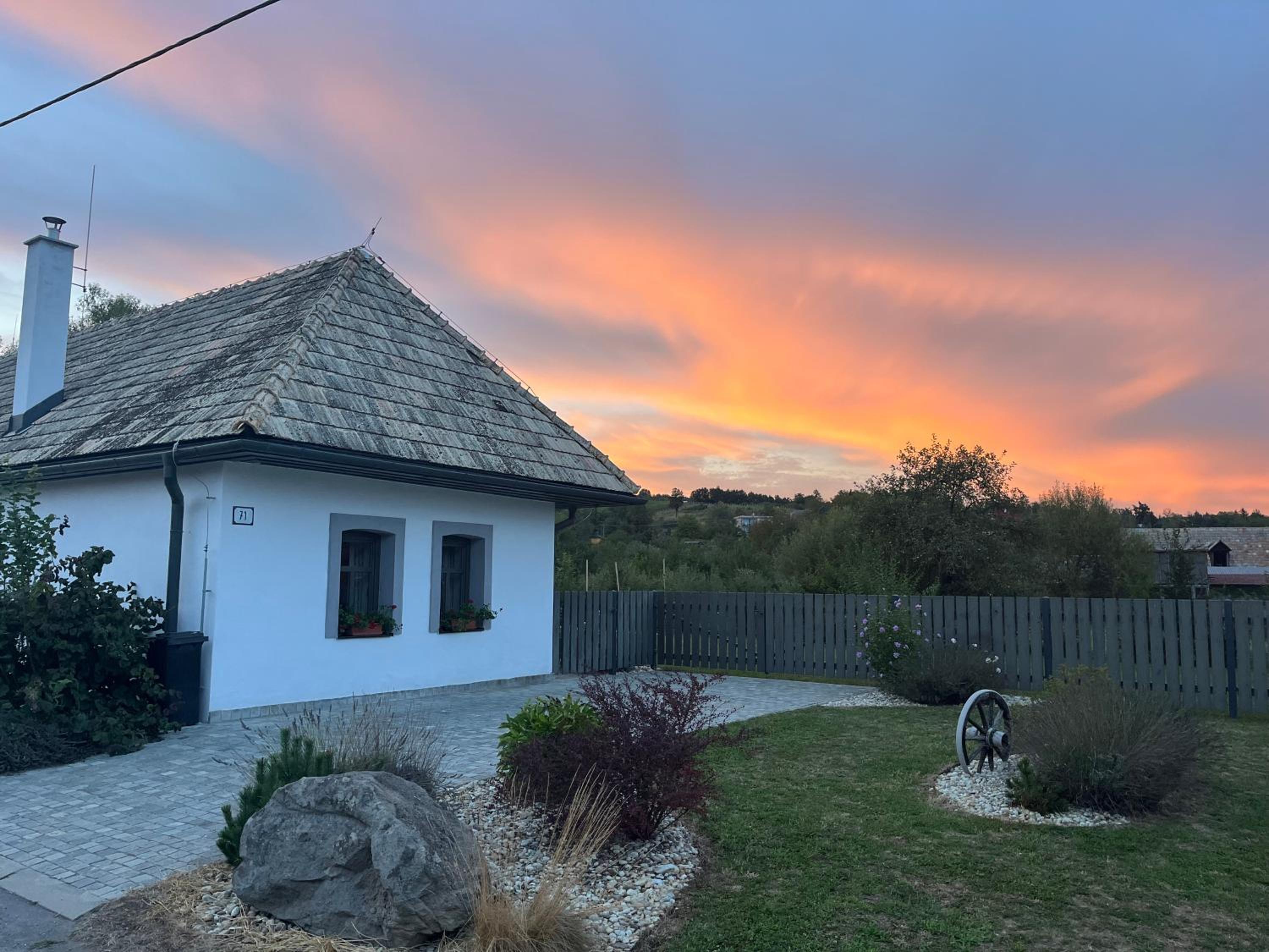 Hotel Biely domček so záhradou v malej obci Devičie - Image 1