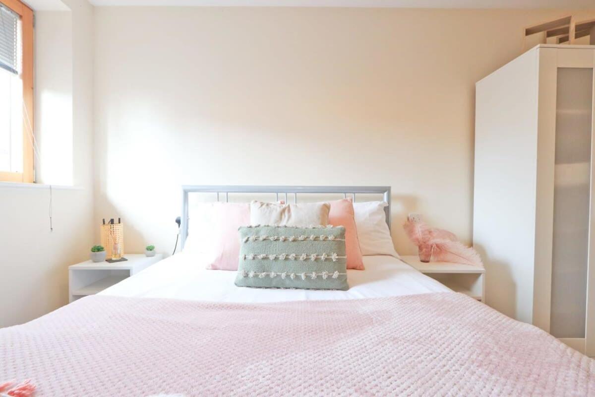 Amazing 2 Bed Townhouse walking distance from Bristol Temple Meads view 3