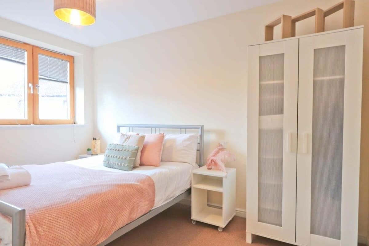 Amazing 2 Bed Townhouse walking distance from Bristol Temple Meads view 4