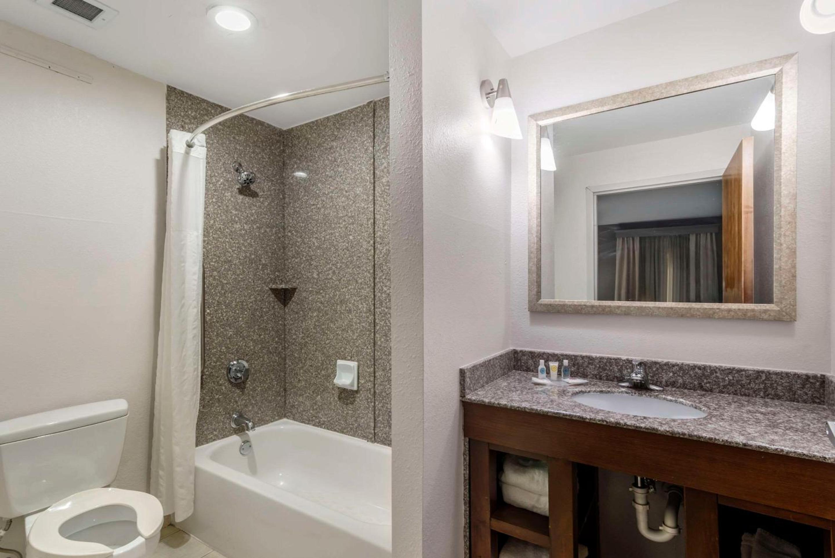 Macon Vacations - Comfort Suites - Property Image 36