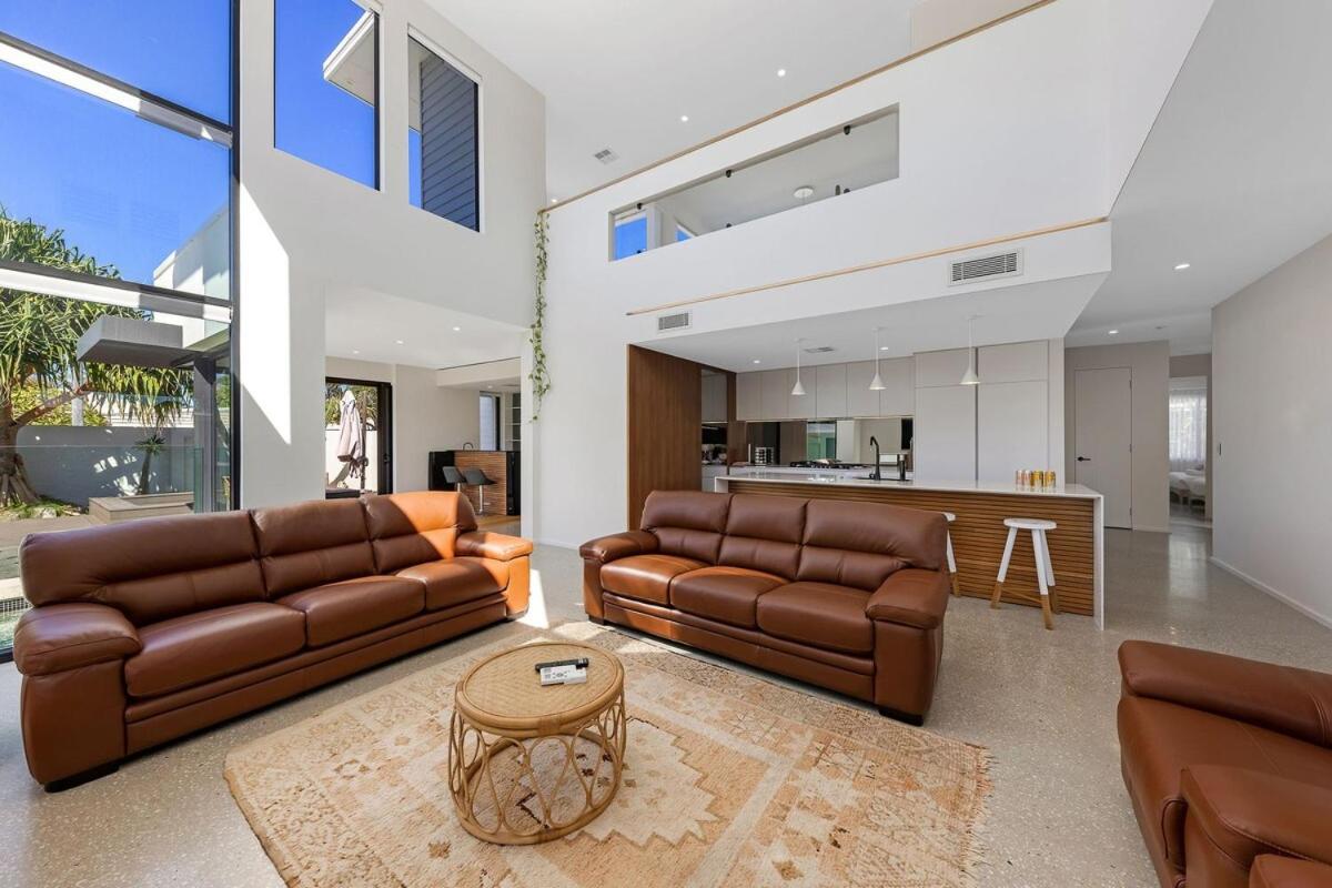 Pet friendly Luxury stay walk to beach