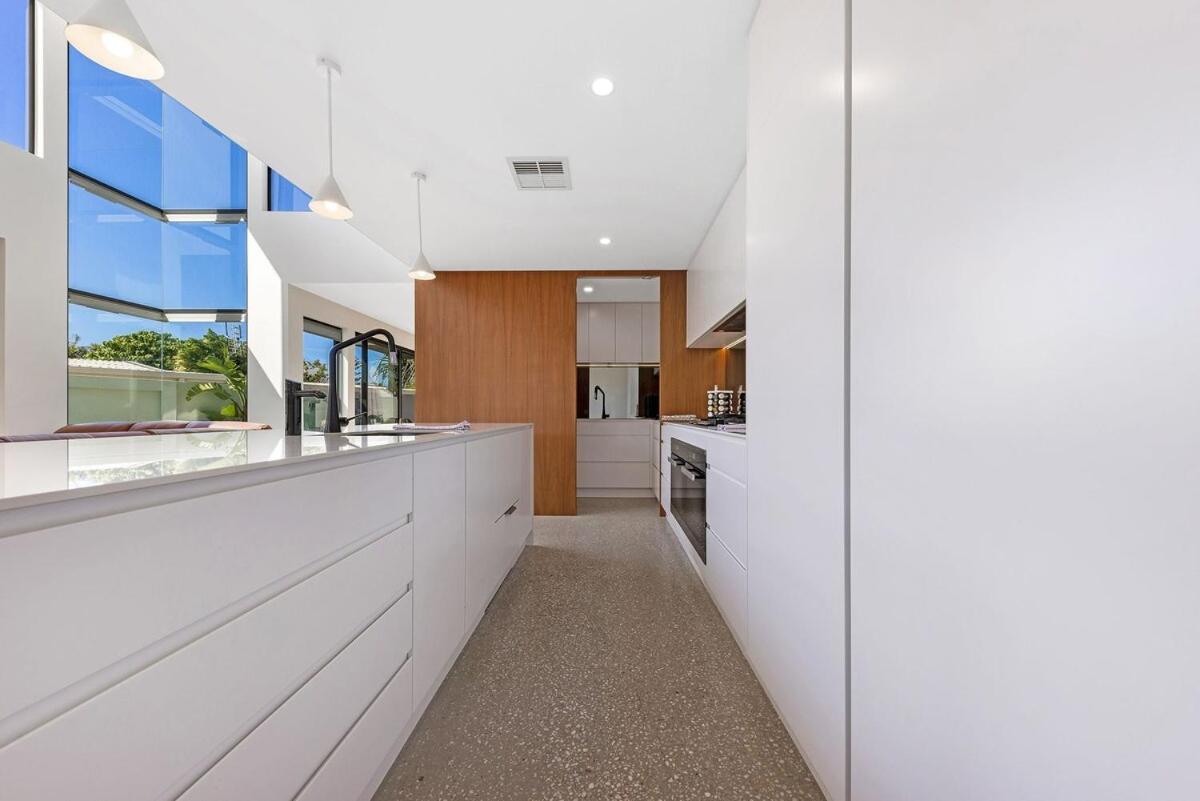 Pet friendly Luxury stay walk to beach