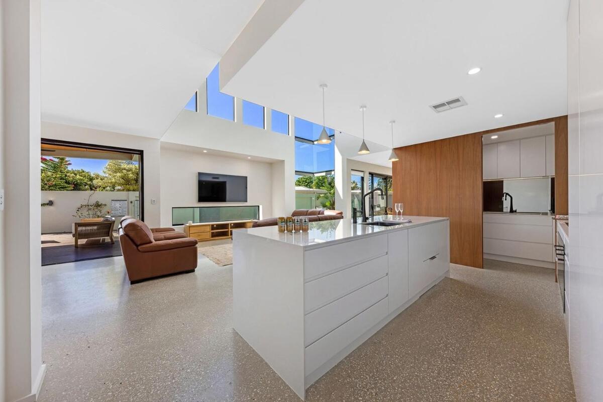 Pet friendly Luxury stay walk to beach