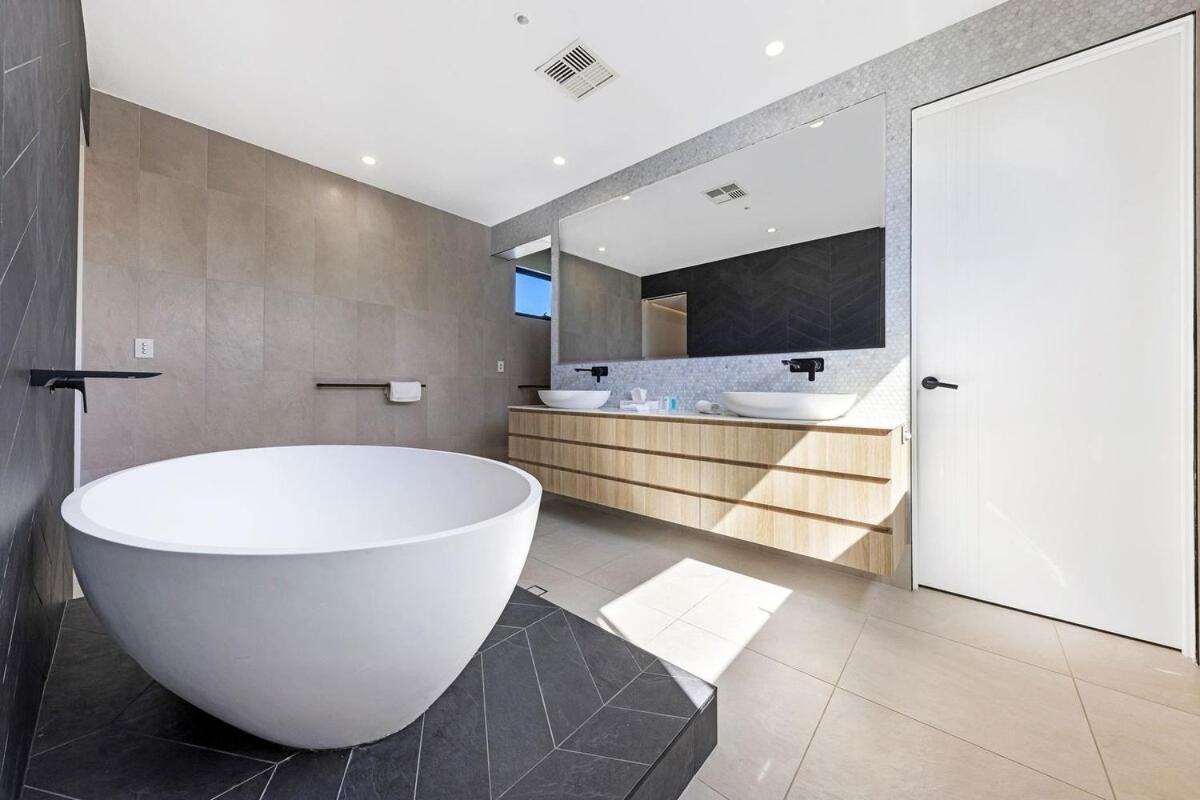 Pet friendly Luxury stay walk to beach