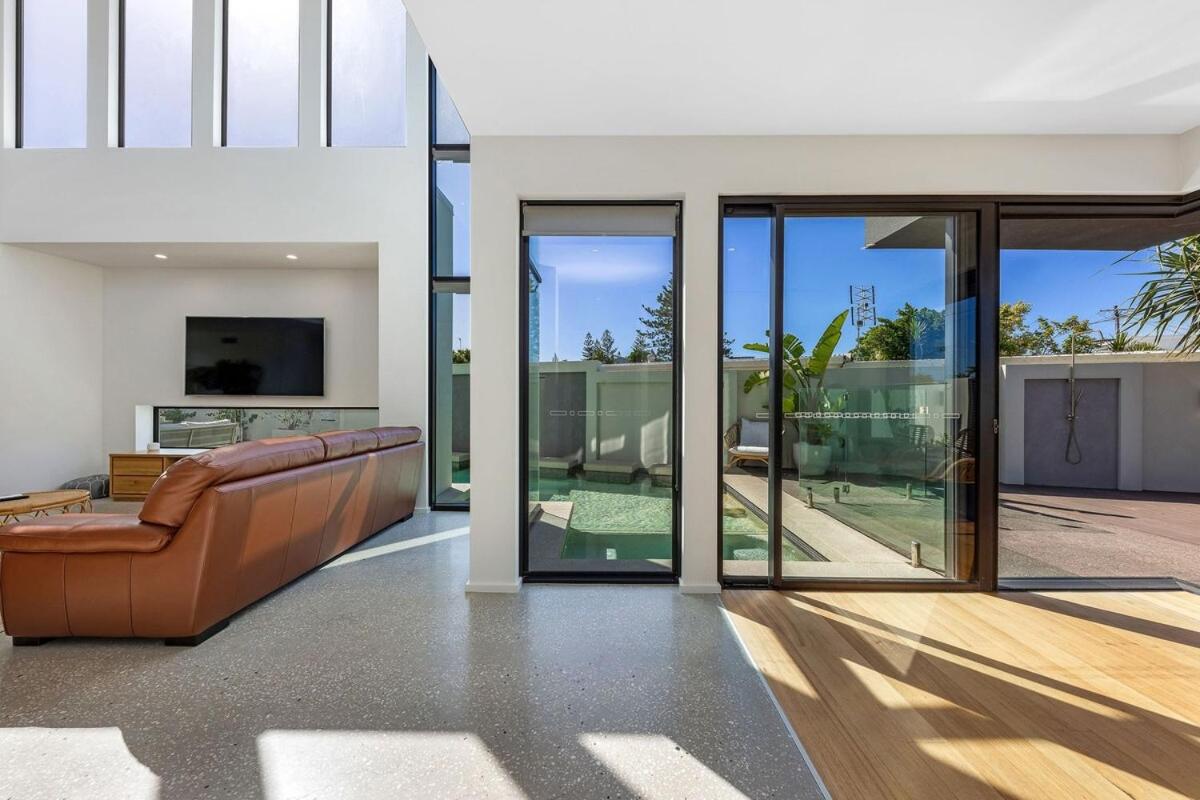 Pet friendly Luxury stay walk to beach