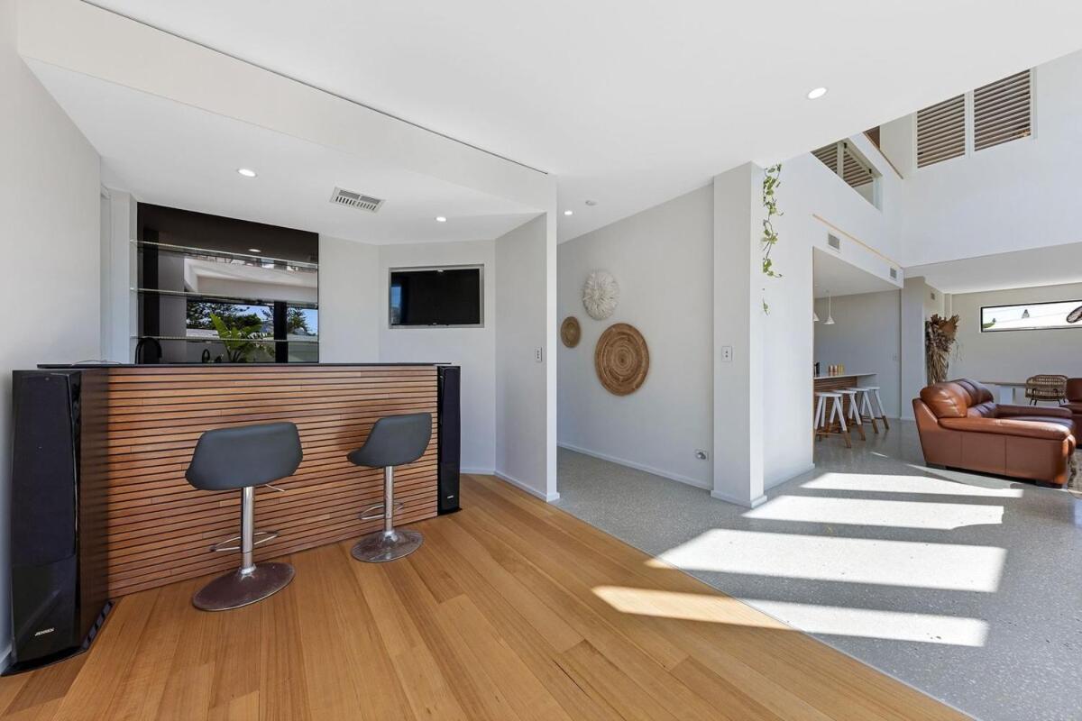 Pet friendly Luxury stay walk to beach