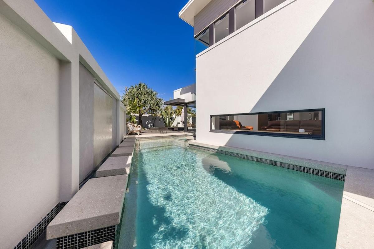 Pet friendly Luxury stay walk to beach