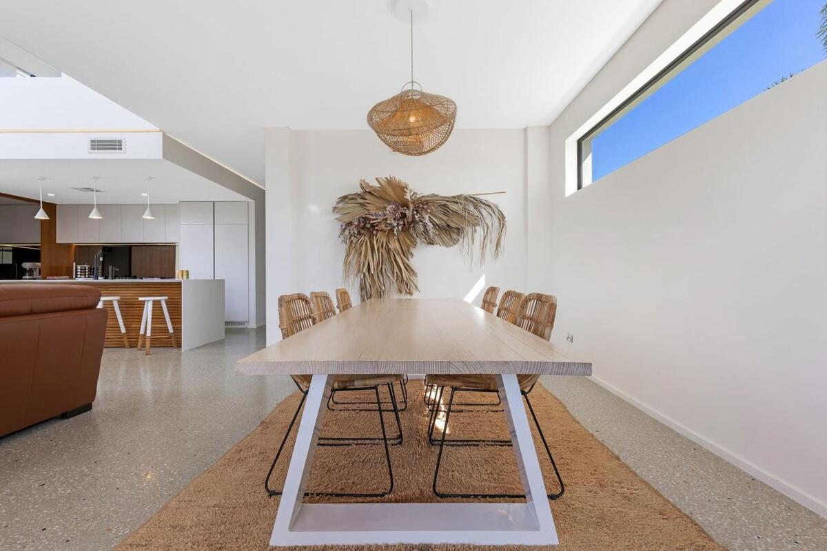 Pet friendly Luxury stay walk to beach