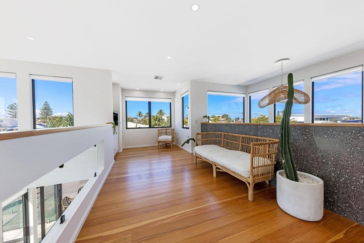 Pet friendly Luxury stay walk to beach
