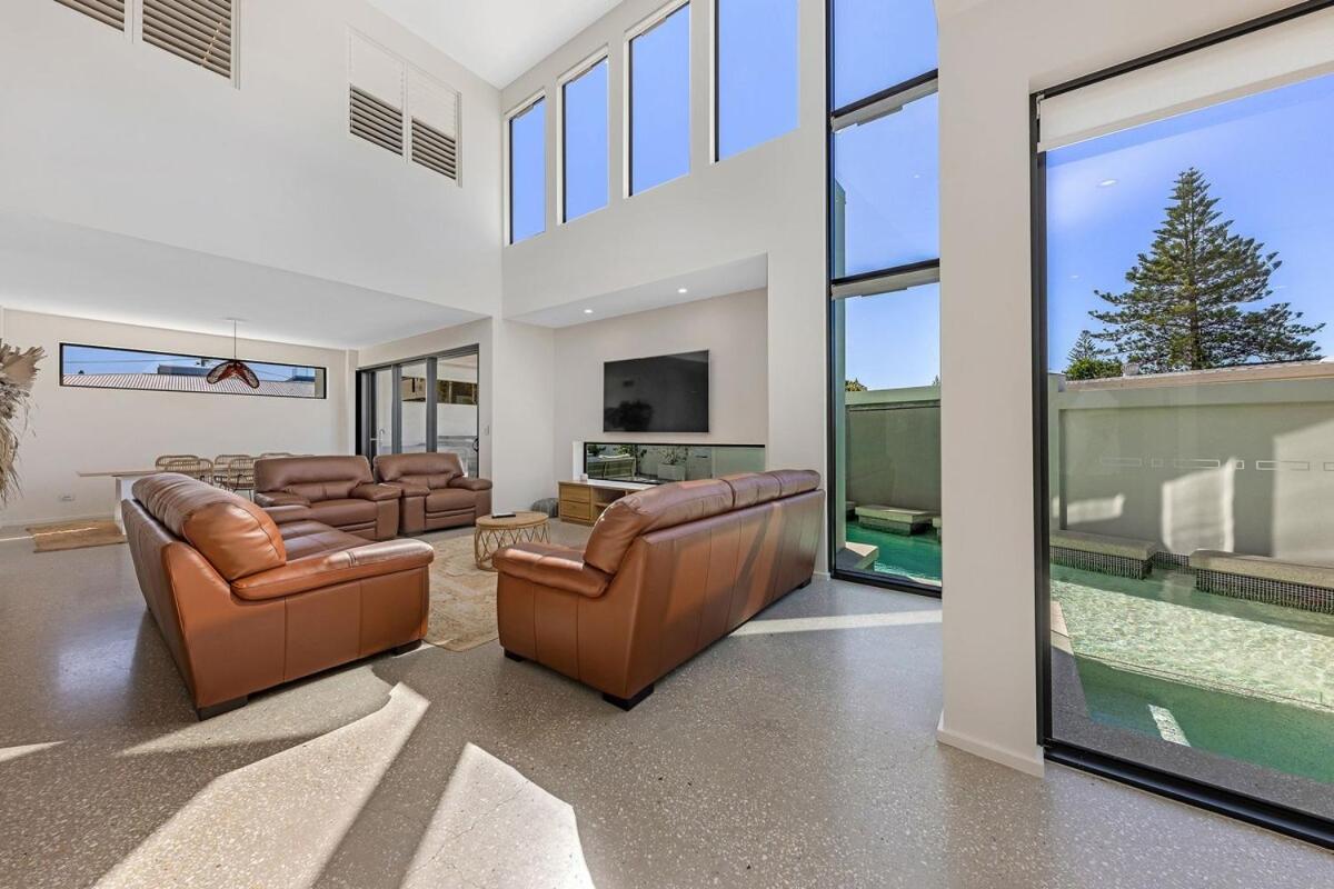 Pet friendly Luxury stay walk to beach