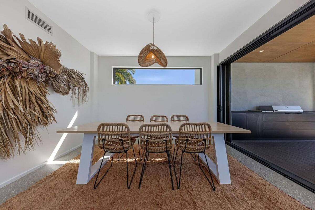 Pet friendly Luxury stay walk to beach
