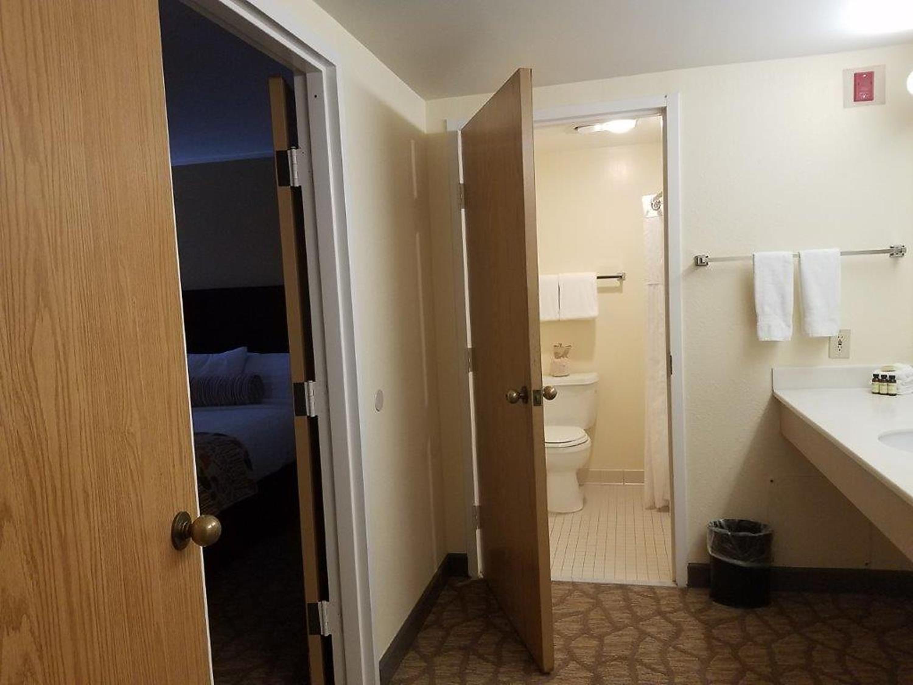 Van Nuys Vacations - Airtel Plaza Hotel - Property Image 32