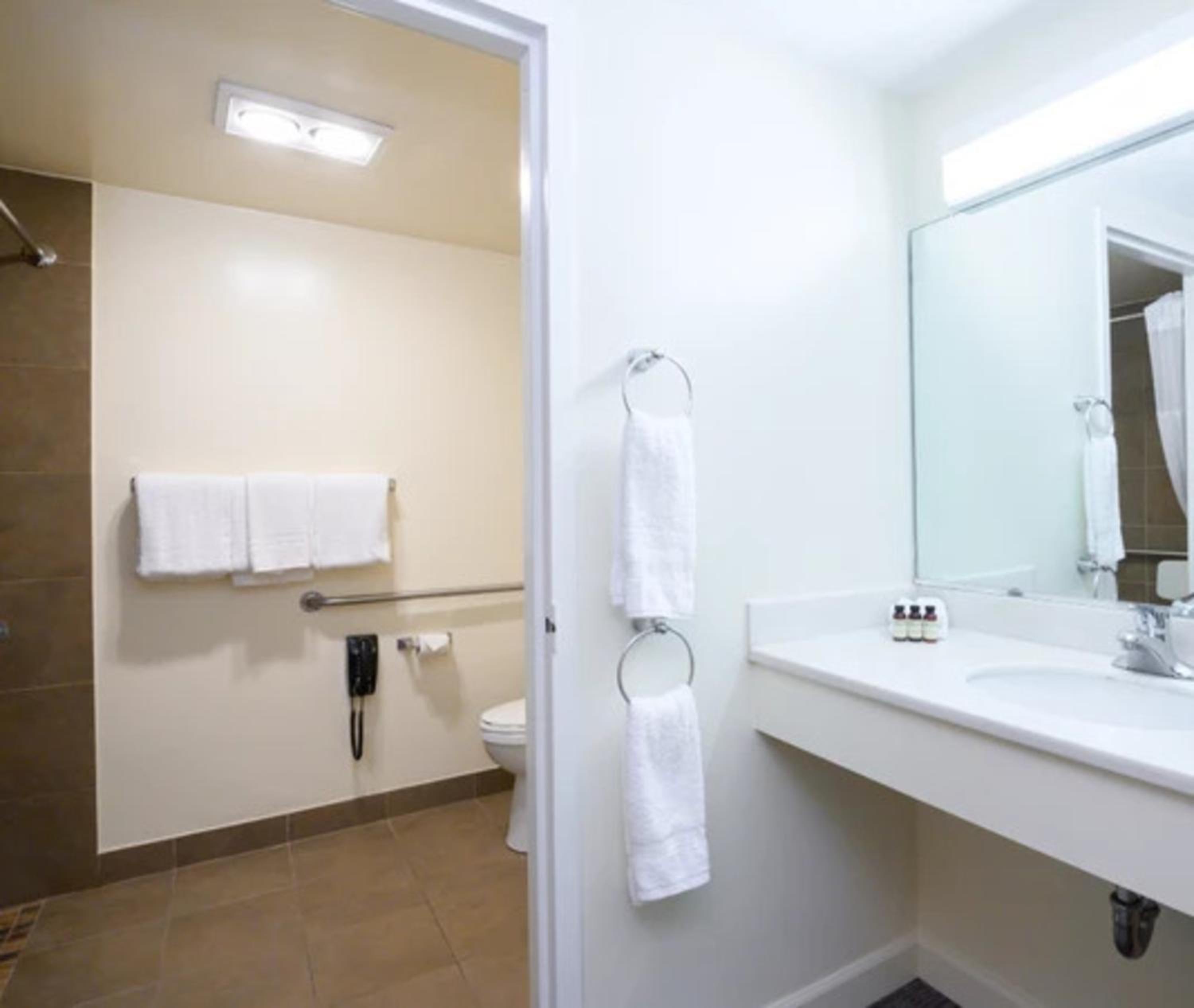Van Nuys Vacations - Airtel Plaza Hotel - Property Image 29