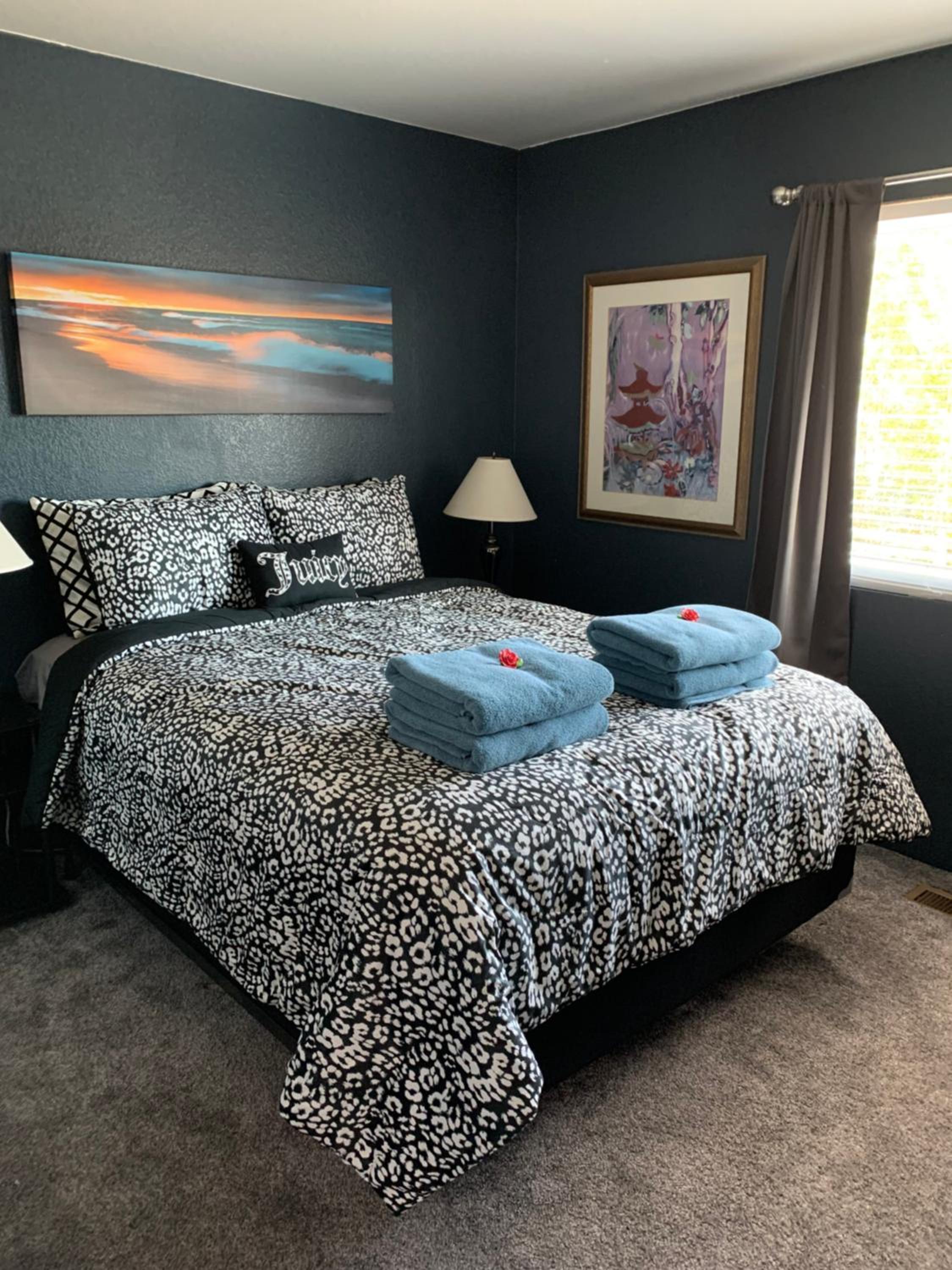 Charming 3 bed 3 bath home, super cozy, close to DIA