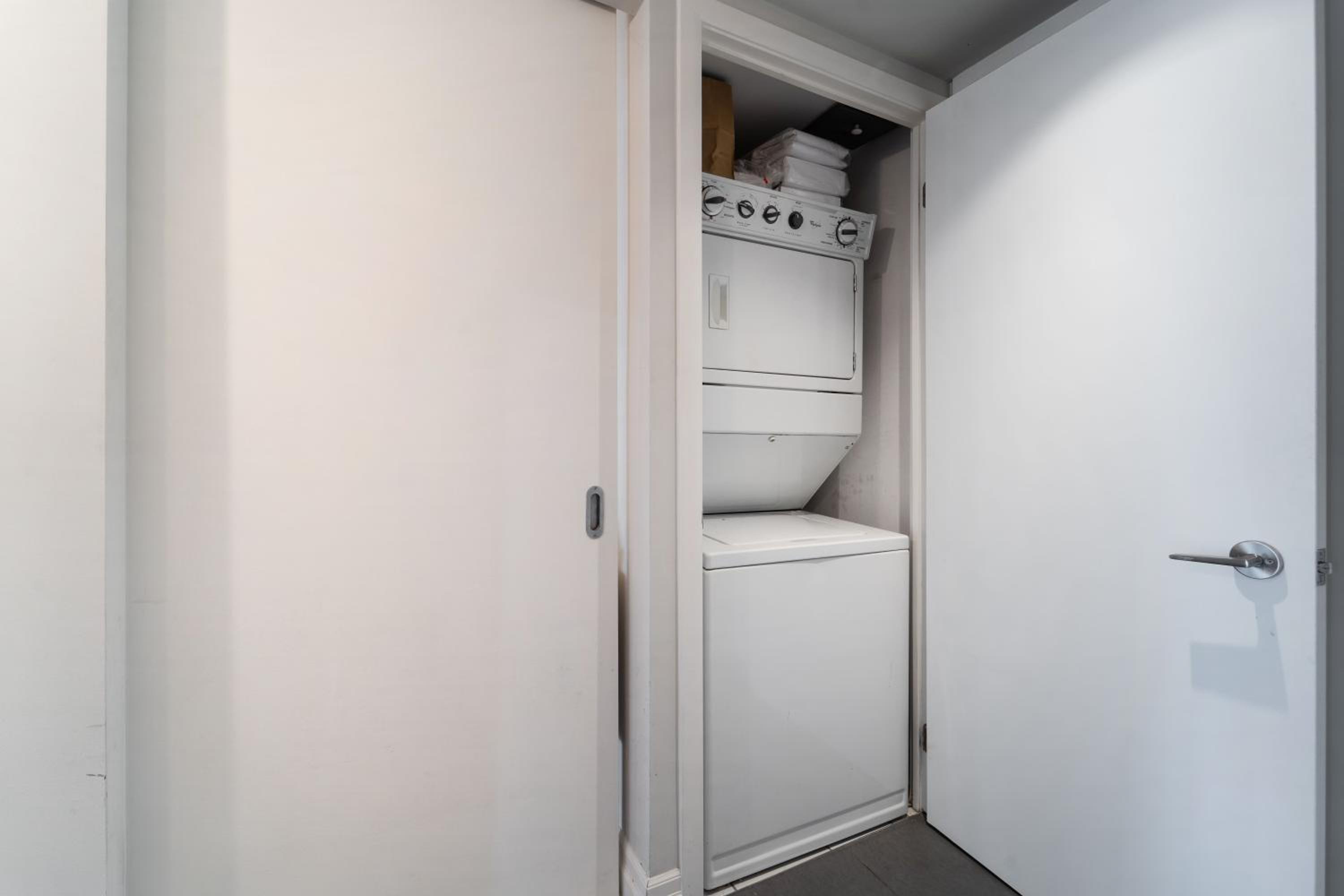 Spacious 2 Bedroom plus Den, 2 Bath, Sleeps 5 with Balcony and Lakeview Downtown Toronto Condo