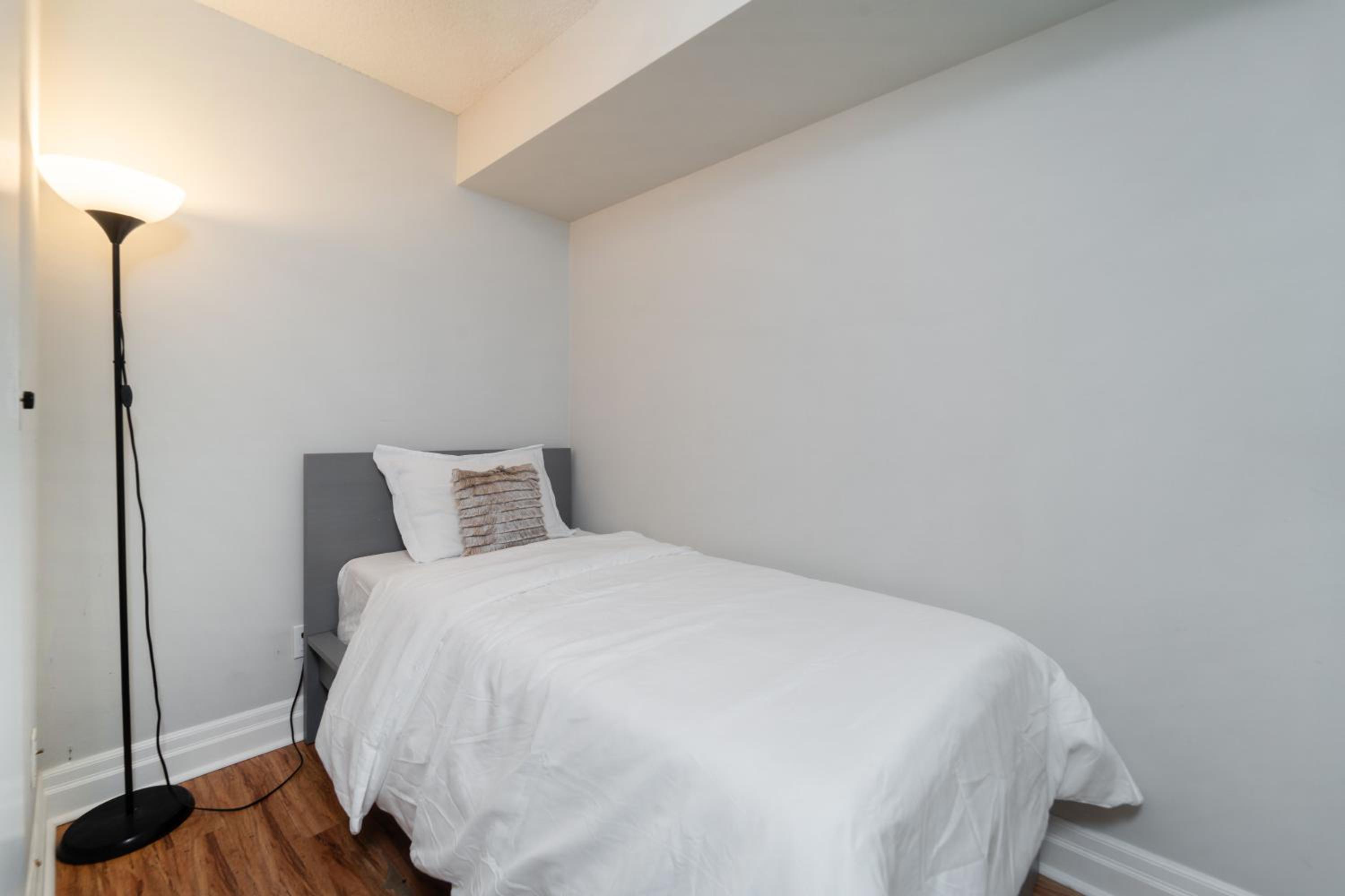 Spacious 2 Bedroom plus Den, 2 Bath, Sleeps 5 with Balcony and Lakeview Downtown Toronto Condo