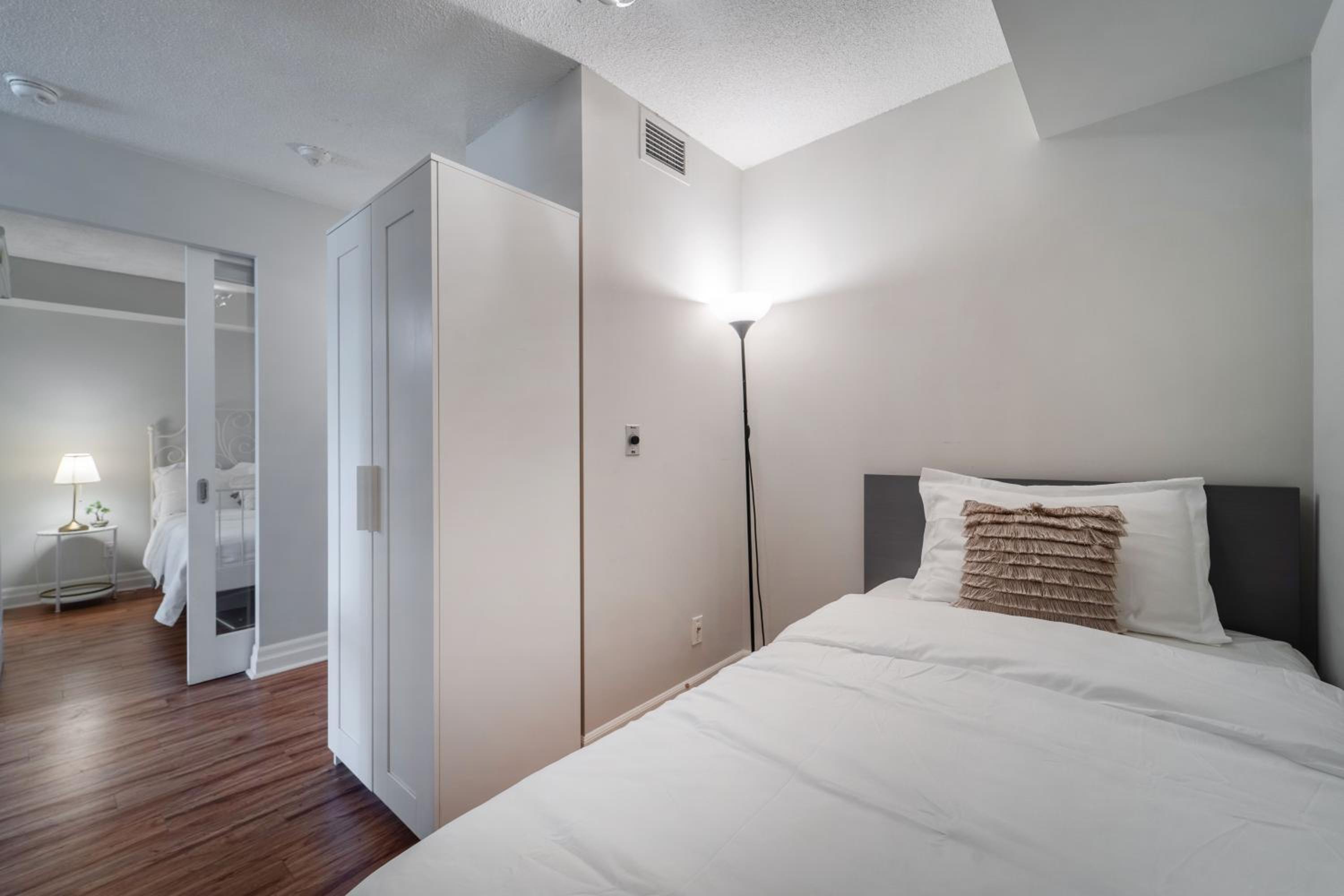 Spacious 2 Bedroom plus Den, 2 Bath, Sleeps 5 with Balcony and Lakeview Downtown Toronto Condo