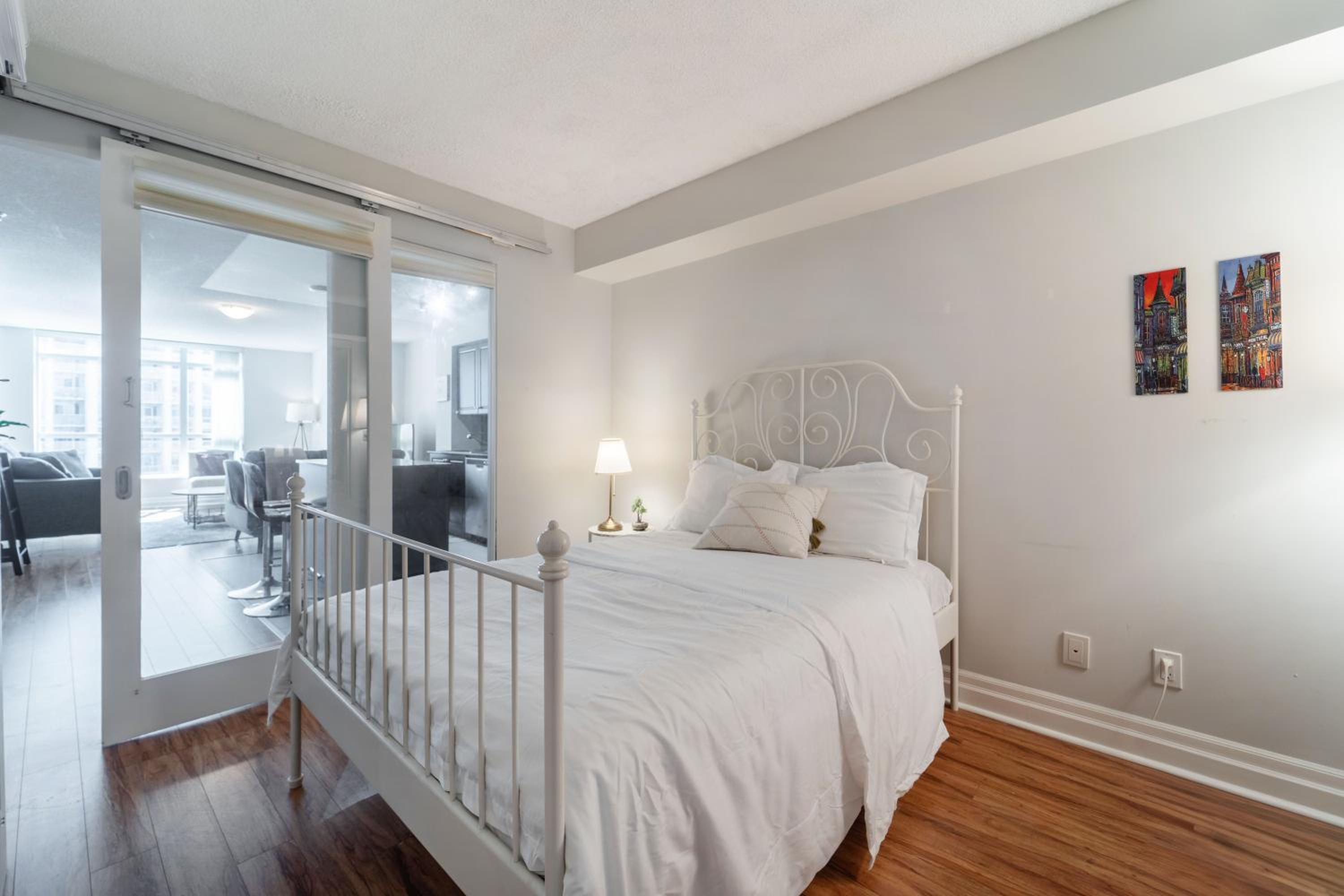 Spacious 2 Bedroom plus Den, 2 Bath, Sleeps 5 with Balcony and Lakeview Downtown Toronto Condo