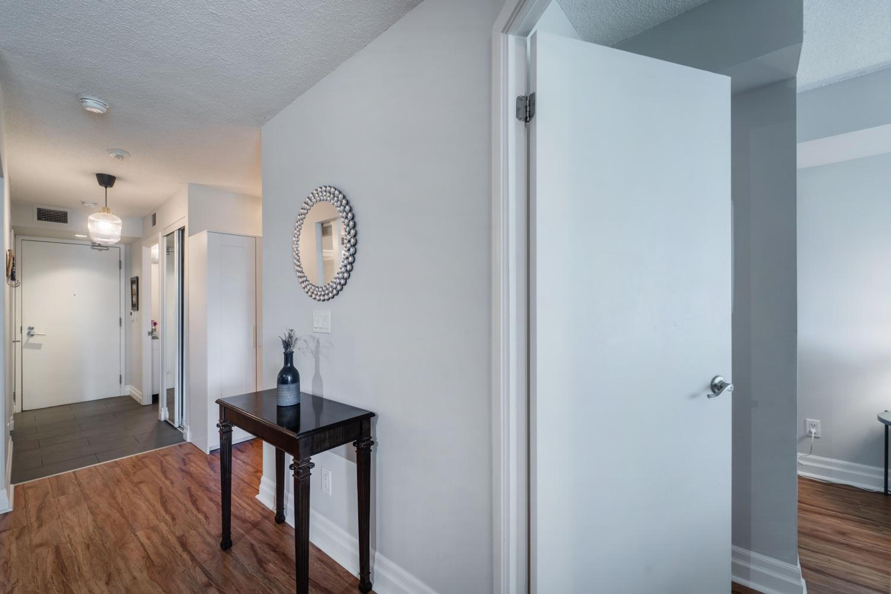 Spacious 2 Bedroom plus Den, 2 Bath, Sleeps 5 with Balcony and Lakeview Downtown Toronto Condo