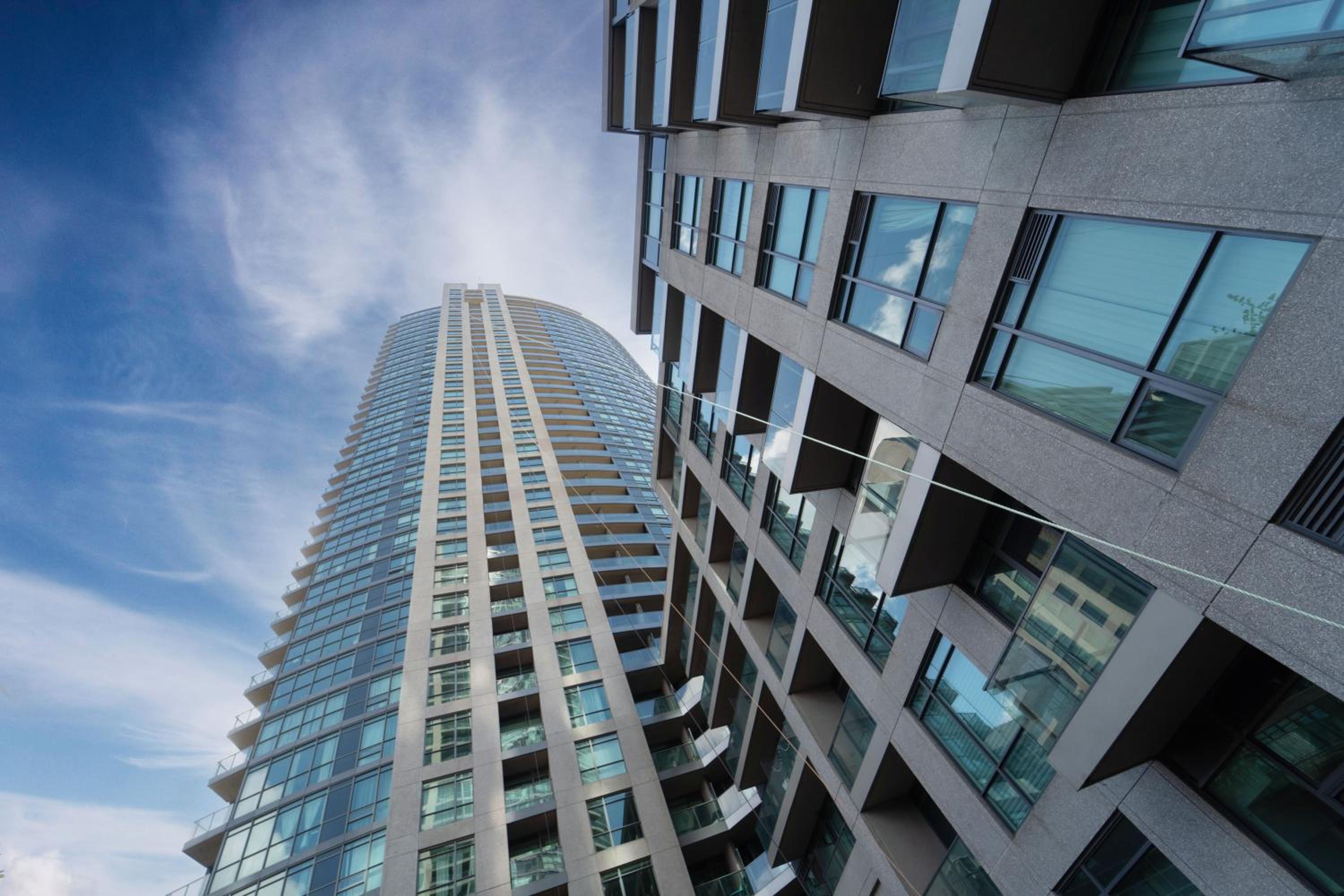 Spacious 2 Bedroom plus Den, 2 Bath, Sleeps 5 with Balcony and Lakeview Downtown Toronto Condo